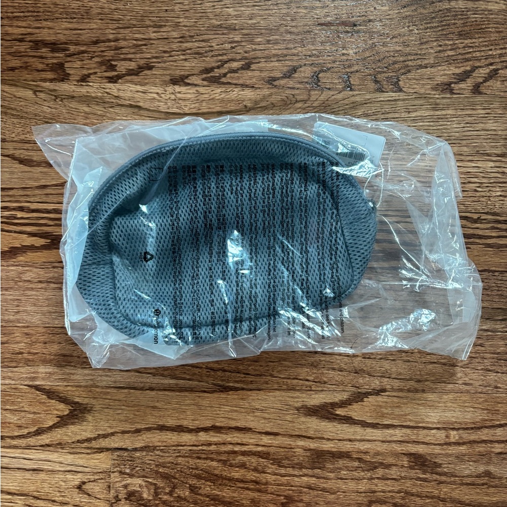NWT Lululemon City Essentials Pouch 4L Mesh Pouch - Picture 2 of 2